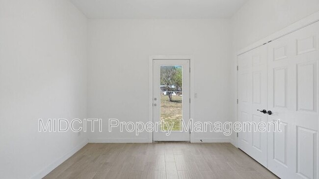 Building Photo - 893 E Mather St