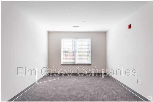 Building Photo - 13 Bridle Path