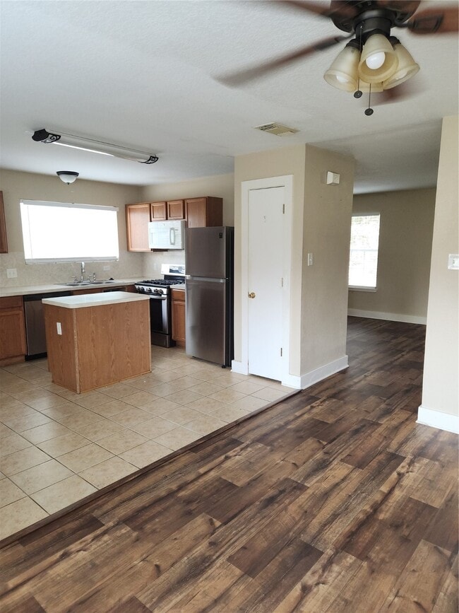 Building Photo - 819 Lightningbug Ln