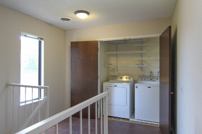 Building Photo - Condo in The Bluffs!