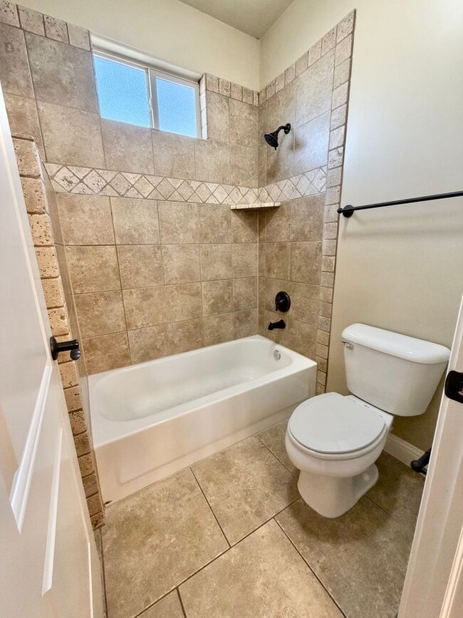 Building Photo - Beautiful 4 bed 2.5 bath Home!