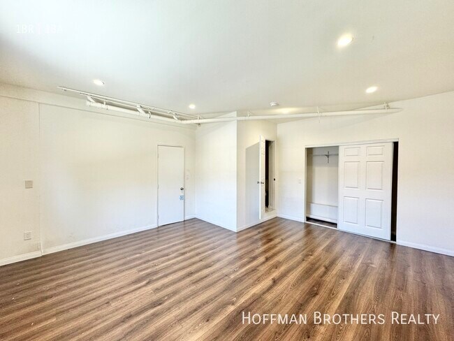 Building Photo - 1023 Larch St