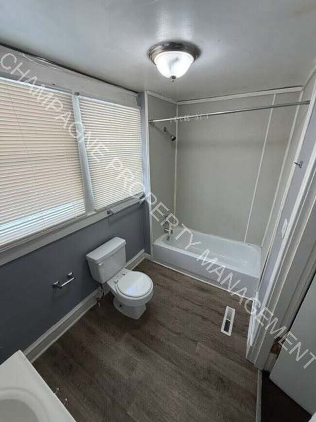 Building Photo - Newly Renovated Single Family Home