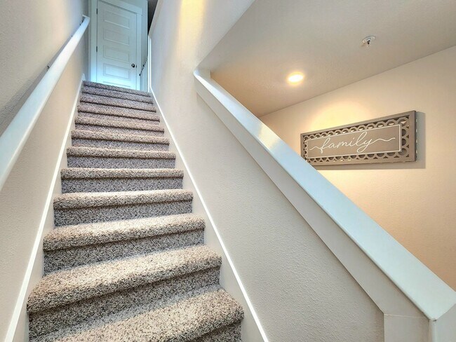 Building Photo - Discover this Stunning 3/2.5 Townhome w/ Pool and Dog Park!