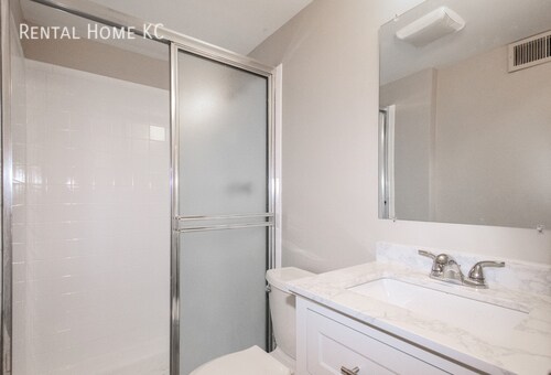 Building Photo - Roomy 3-bed 2-bath Duplex w/Fin Lower Leve...