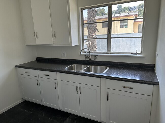 Building Photo - 1843 1/2 Linda Rosa Ave