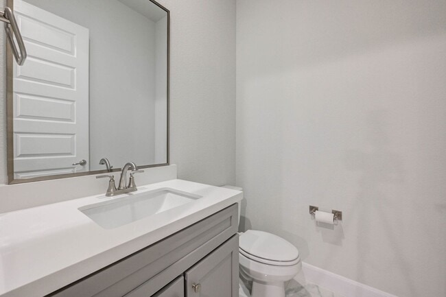 Building Photo - 3BR, 3.5BA Townhome with Balcony, Yard & D...