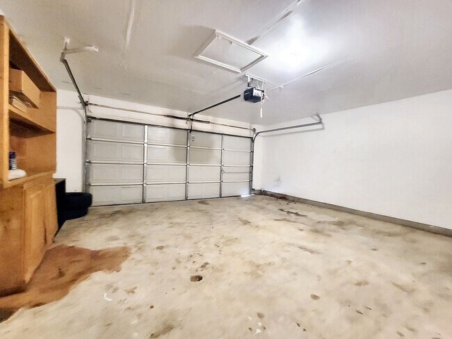 Building Photo - Charming 3/BR 2.5/BA Home with Bright Inte...