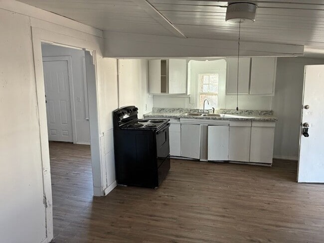 Building Photo - 105 E Bond St