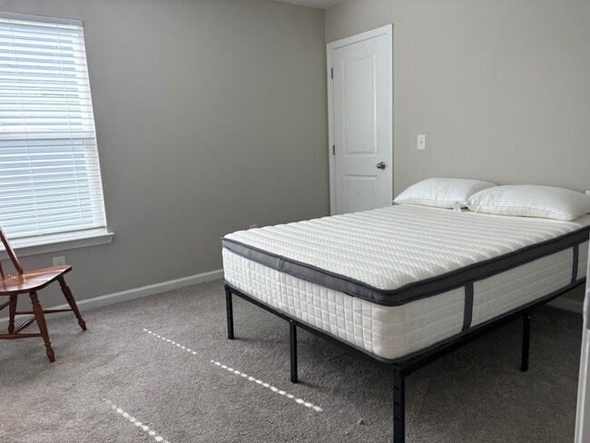 Building Photo - 194 Spencer Cir