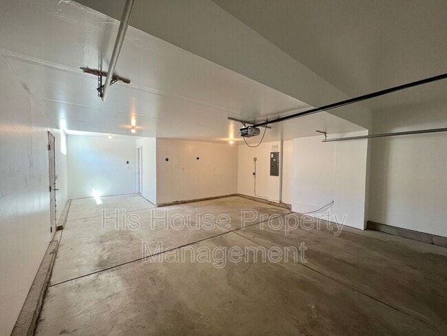 Building Photo - 842 Sunlight Peak Dr