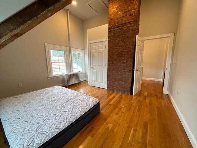 Building Photo - FG Rooms and Short Term Rentals