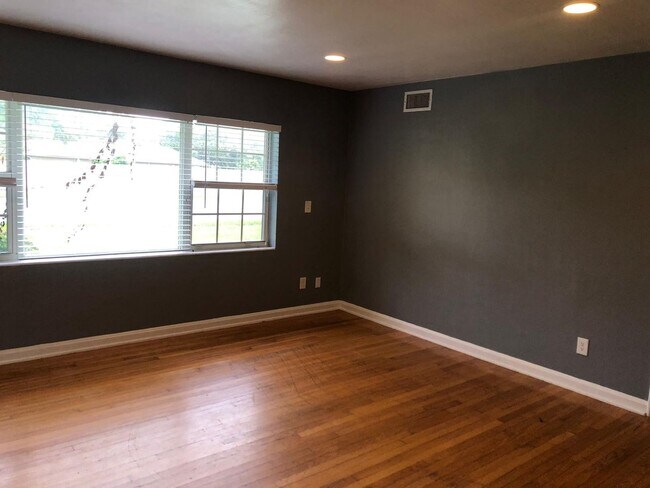 Building Photo - Stunning 3-Bedroom, 2-Bath Home in Desirable Mandarin Neighborhood!