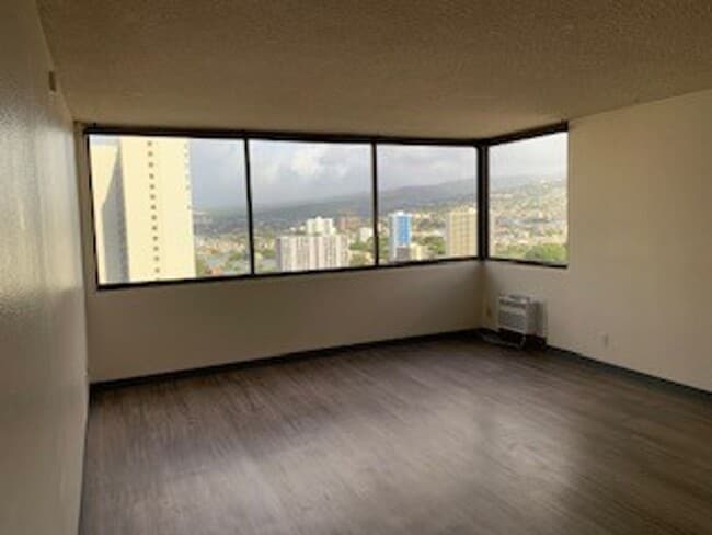 Building Photo - Kukui Plaza - 2 bedroom, 1 bath condo with 1 parking