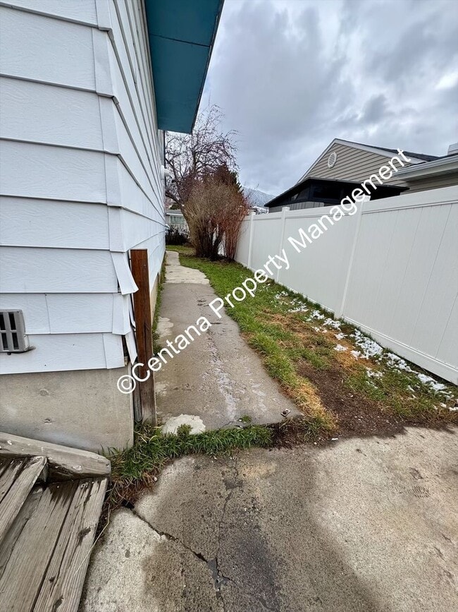 Building Photo - Pet friendly 2 bedroom house with a large lawn!