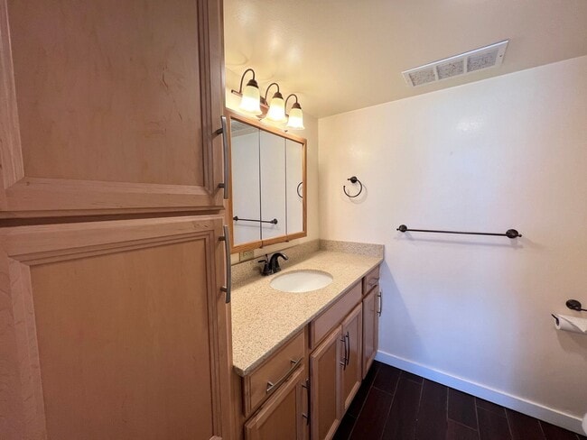 Building Photo - 2BD/2BA/2PKG. Furnished, Waikiki, Views, Breeze