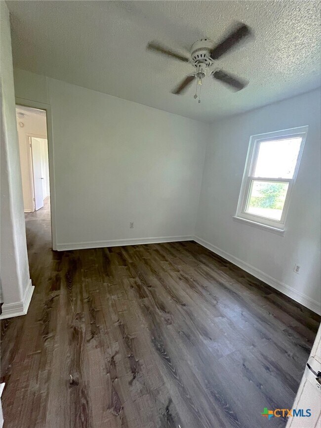 Building Photo - 505 Curry Ave