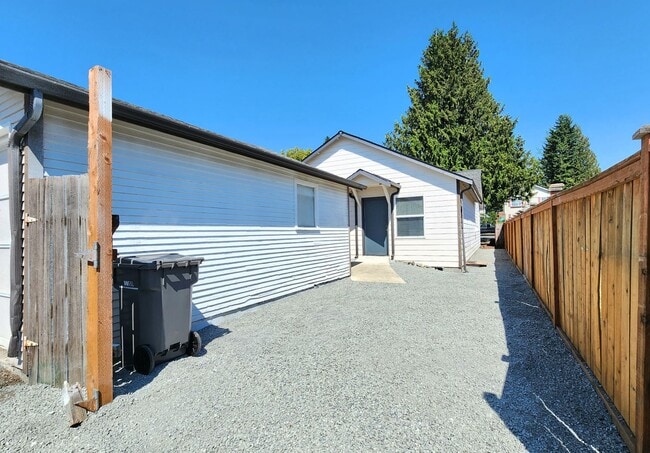 Building Photo - 3 Bedroom 2 Bath Home in Arlington