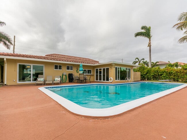 Building Photo - 4930 NE 27th Ave