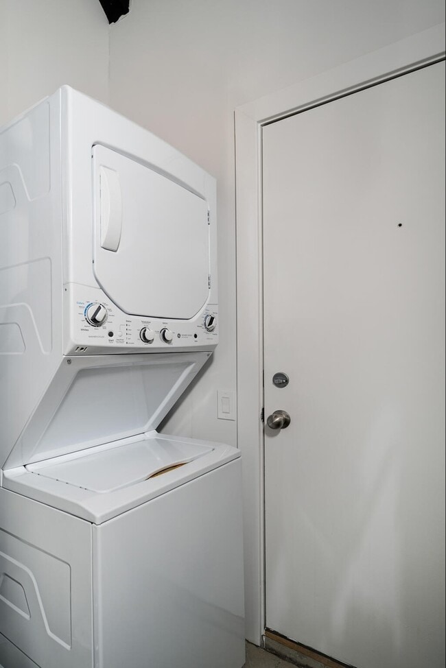 Building Photo - 312 N May St