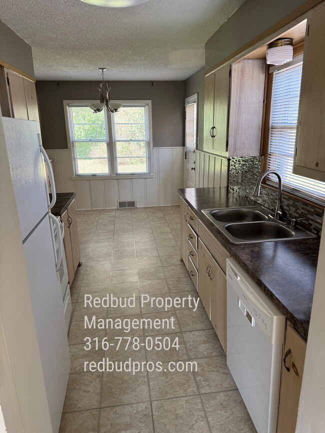 Building Photo - 639 S Courtleigh Dr