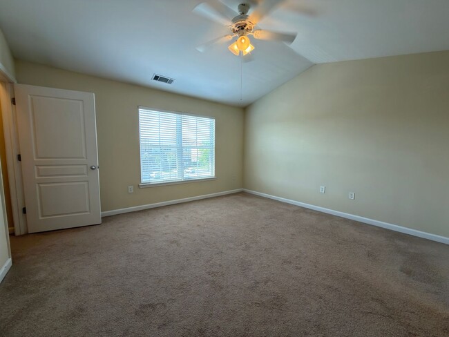 Building Photo - NOW AVAILABLE!  3 bedroom/3 bath condo for RENT!  $2400 per month - Free Shuttle to UTK campus!