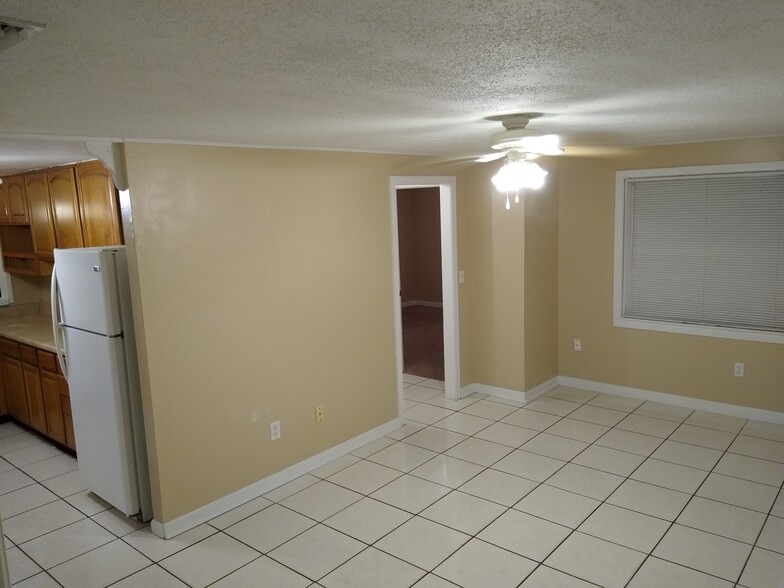 Living Room - 815 Bay St