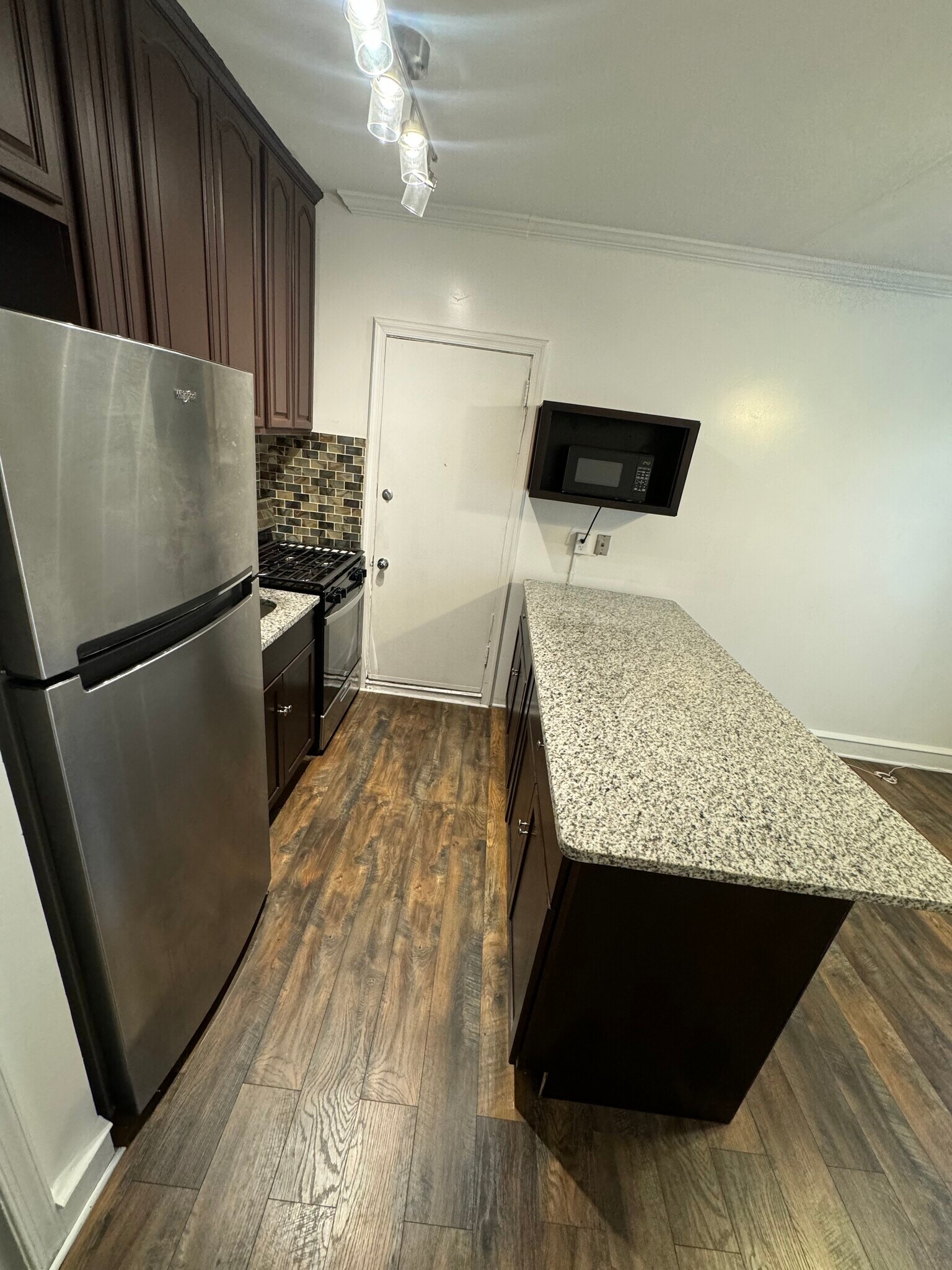 Kitchen - 1870 Conlyn St
