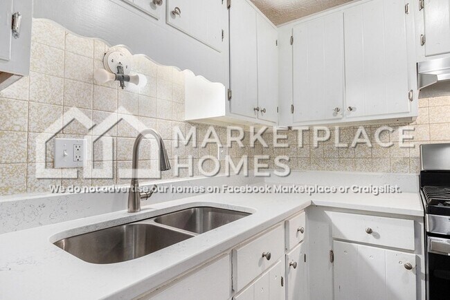 Building Photo - 1570 Meadowview Dr