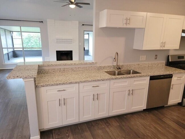 Building Photo - 9406 Walnut Glen Dr