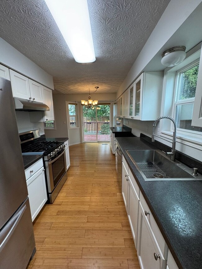 Building Photo - Charming ranch style home