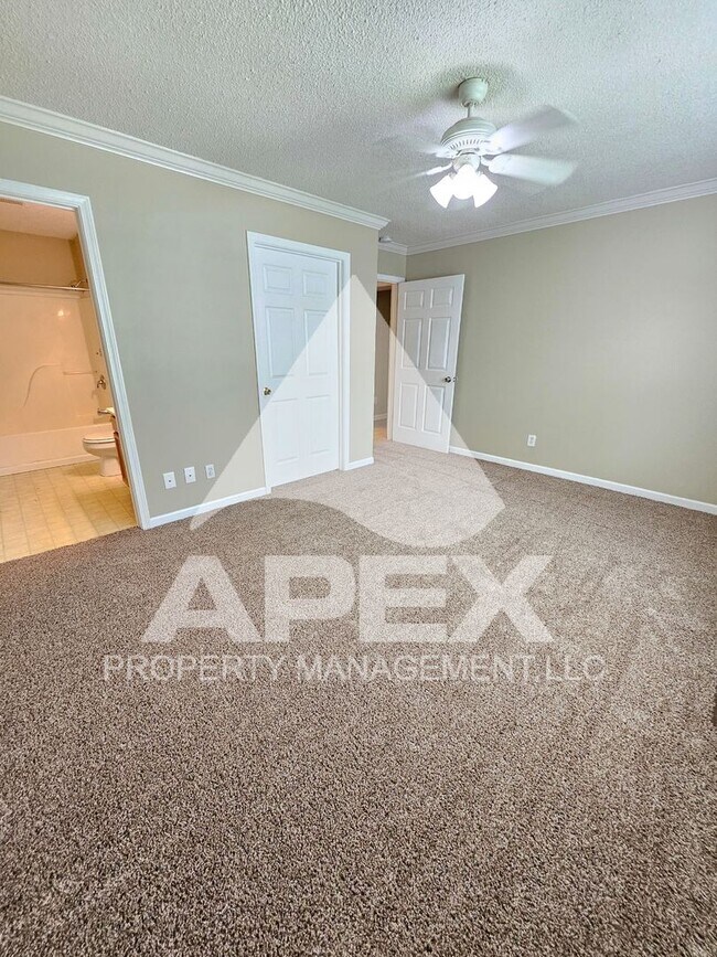 Building Photo - MOVE-IN SPECIAL!! NO RENT UNTIL APRIL! - 3 Bd | 2 Ba Top Floor Condo in West Knoxville!