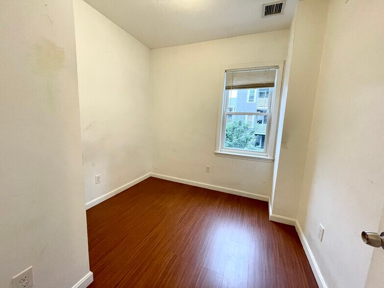 Building Photo - 93A Hillside St