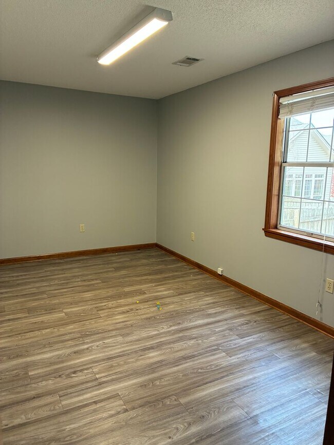 Building Photo - River Oaks Commons Condo 2 bedroom Plus Office and Garage