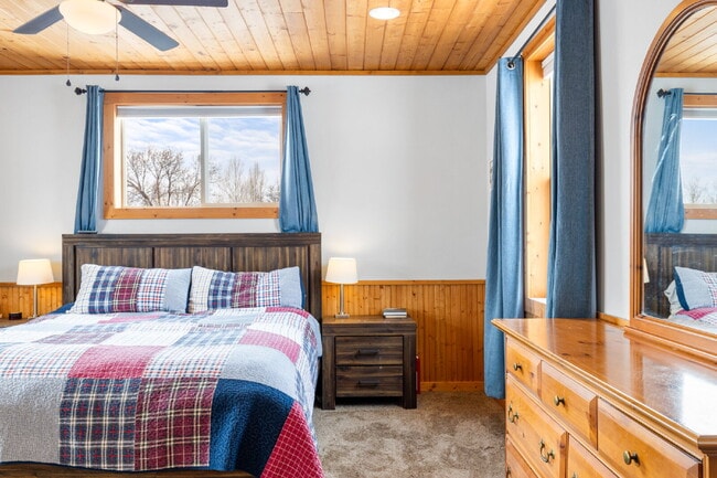 Building Photo - Spacious 4-Bedroom Home in the Heart of Sh...