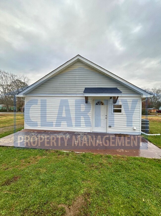 Building Photo - Super cute, remodeled three bedroom home!