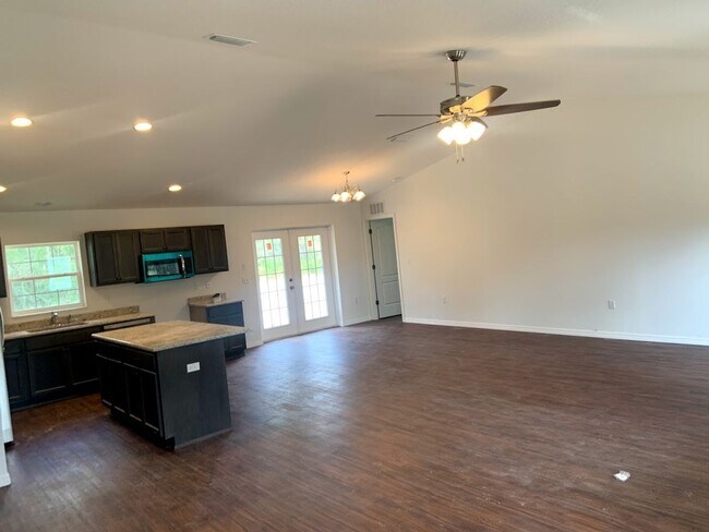 Building Photo - 3 bedroom, 2 bath, 2 car garage home on a ...