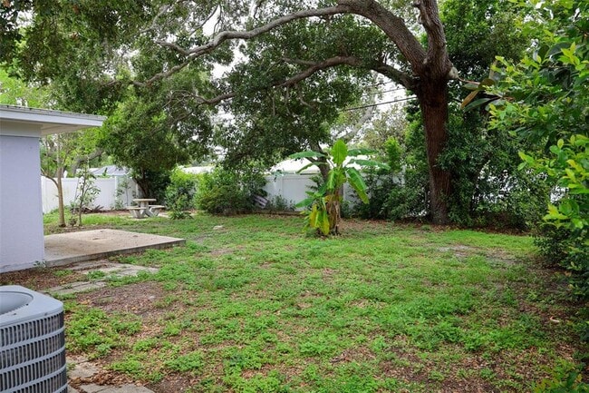 Building Photo - 686 Manor Dr W