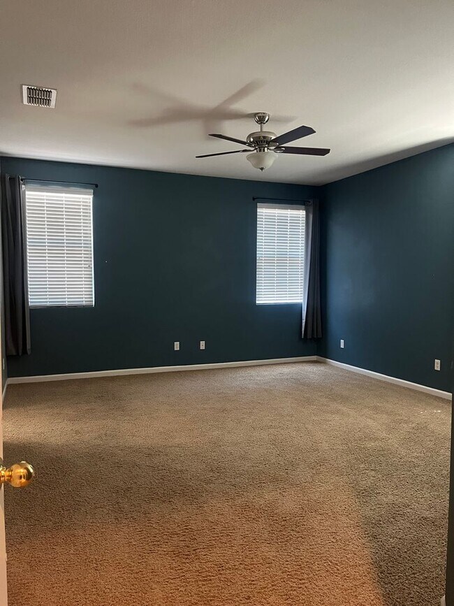 Building Photo - Beautiful home with spacious yard