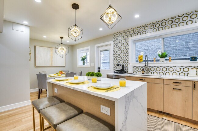 Building Photo - 6242 N Kenmore Ave