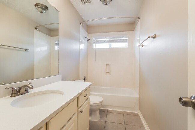 Building Photo - 30 Shimmer Pond Pl