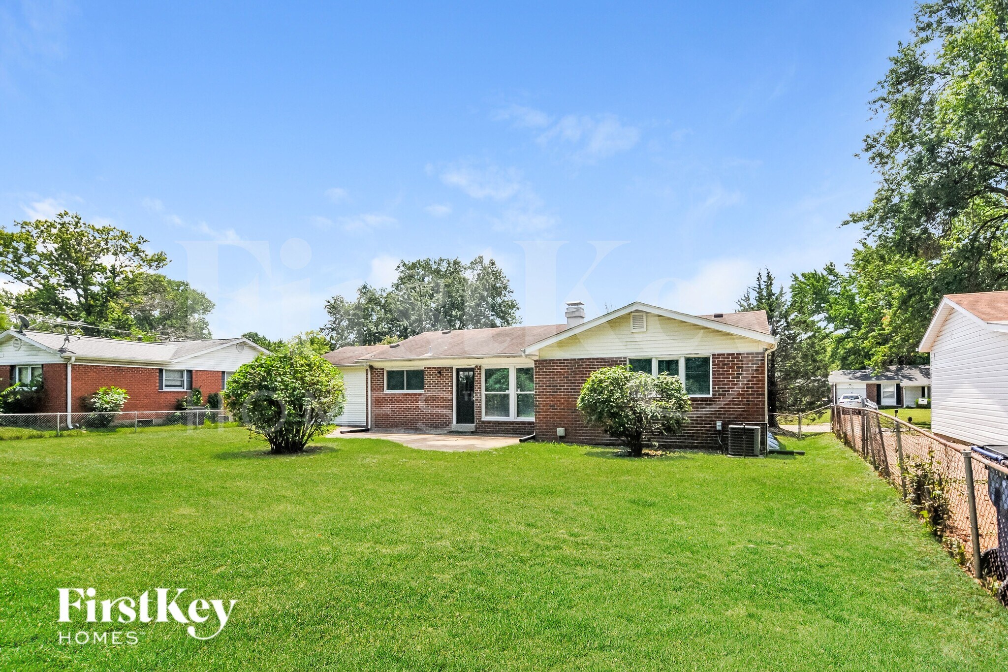Building Photo - 2415 Greenbriar Dr