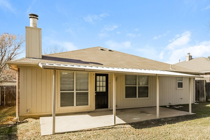 Building Photo - 2213 Whispering Wind St