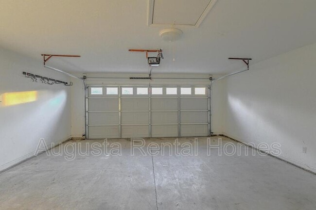 Building Photo - 1328 Royal Oak St