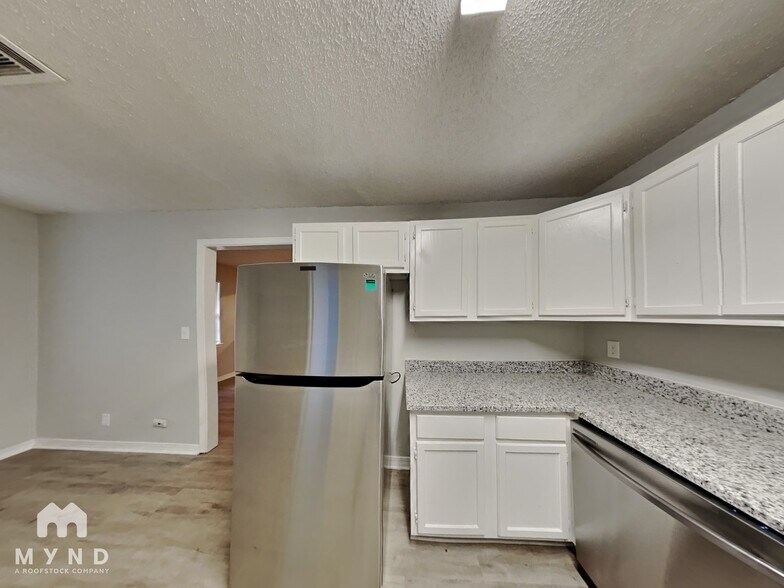 Building Photo - 1729 E Red Bird Ln