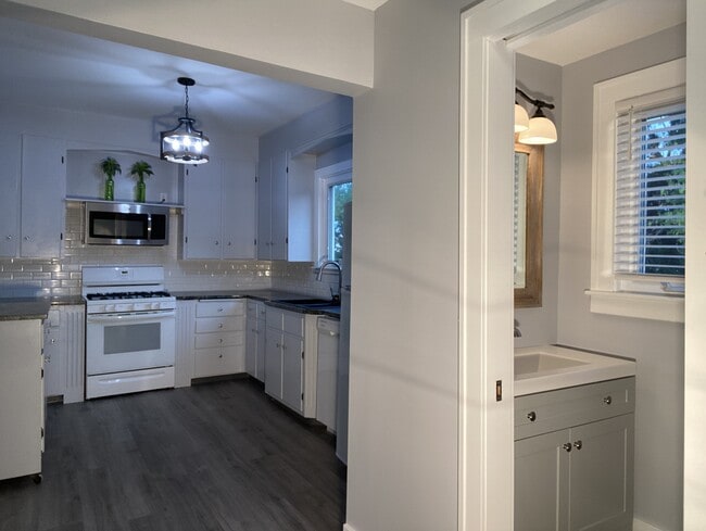 Building Photo - 834 4th St NW