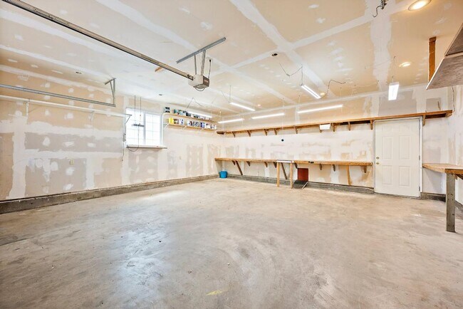 Building Photo - Garcia 16920