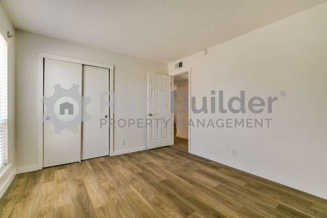 Building Photo - MONTHLY YARD SERVICE INCLUDED JUST IN TIME FOR SPRING!!!