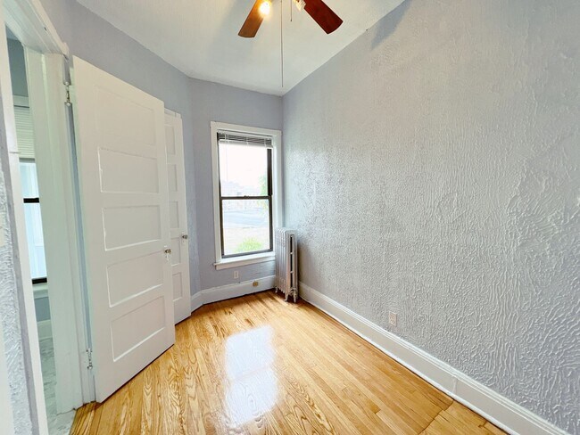 Building Photo - 817 W Belle Plaine Ave