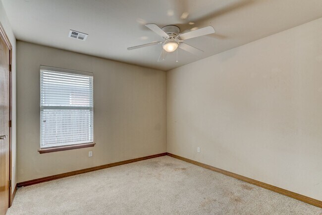 Building Photo - $350 Off First Month's Rent Move In Special!! Duplex in Yukon, Available Now!